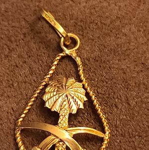 Pirate 18k yellow gold pendant